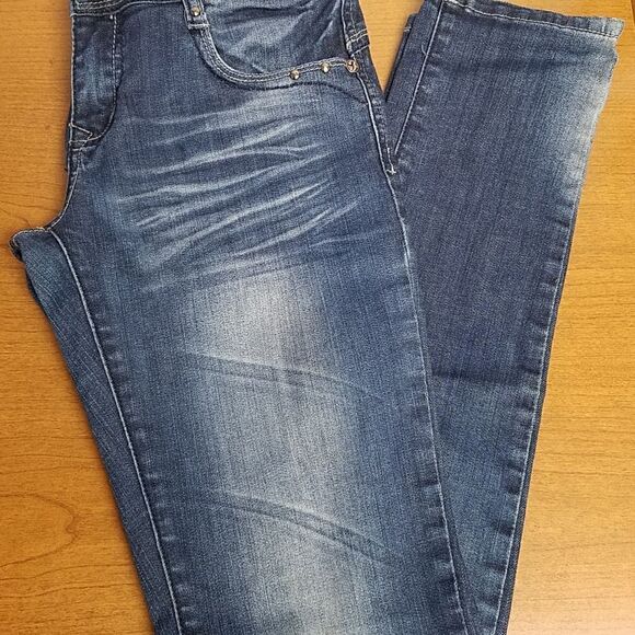 Liuce's size 7 blue jeans. Has whiskers  on front and back under knee. Embellish - Picture 8 of 9